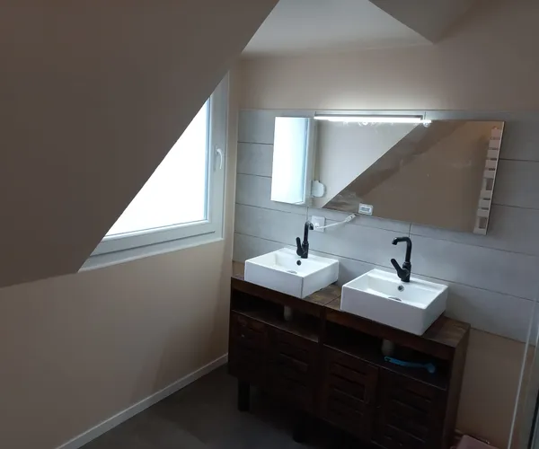 Allée entre haies taillées