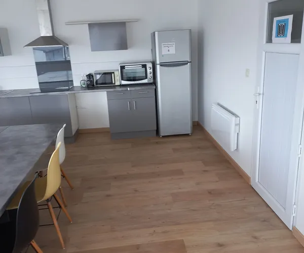 Maison avec haie et portail