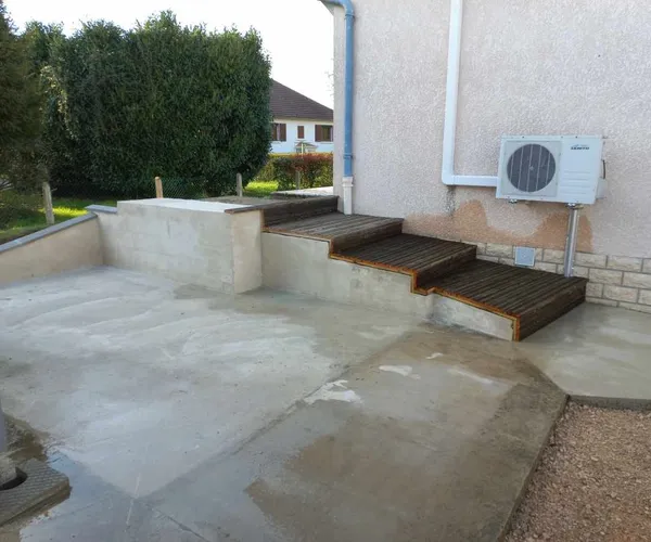 Pelouse et haie entretenues